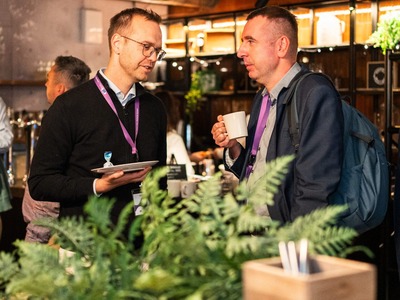 Verkostoituminen yritystapahtuman kahvitauolla – tapahtumakuvaaja